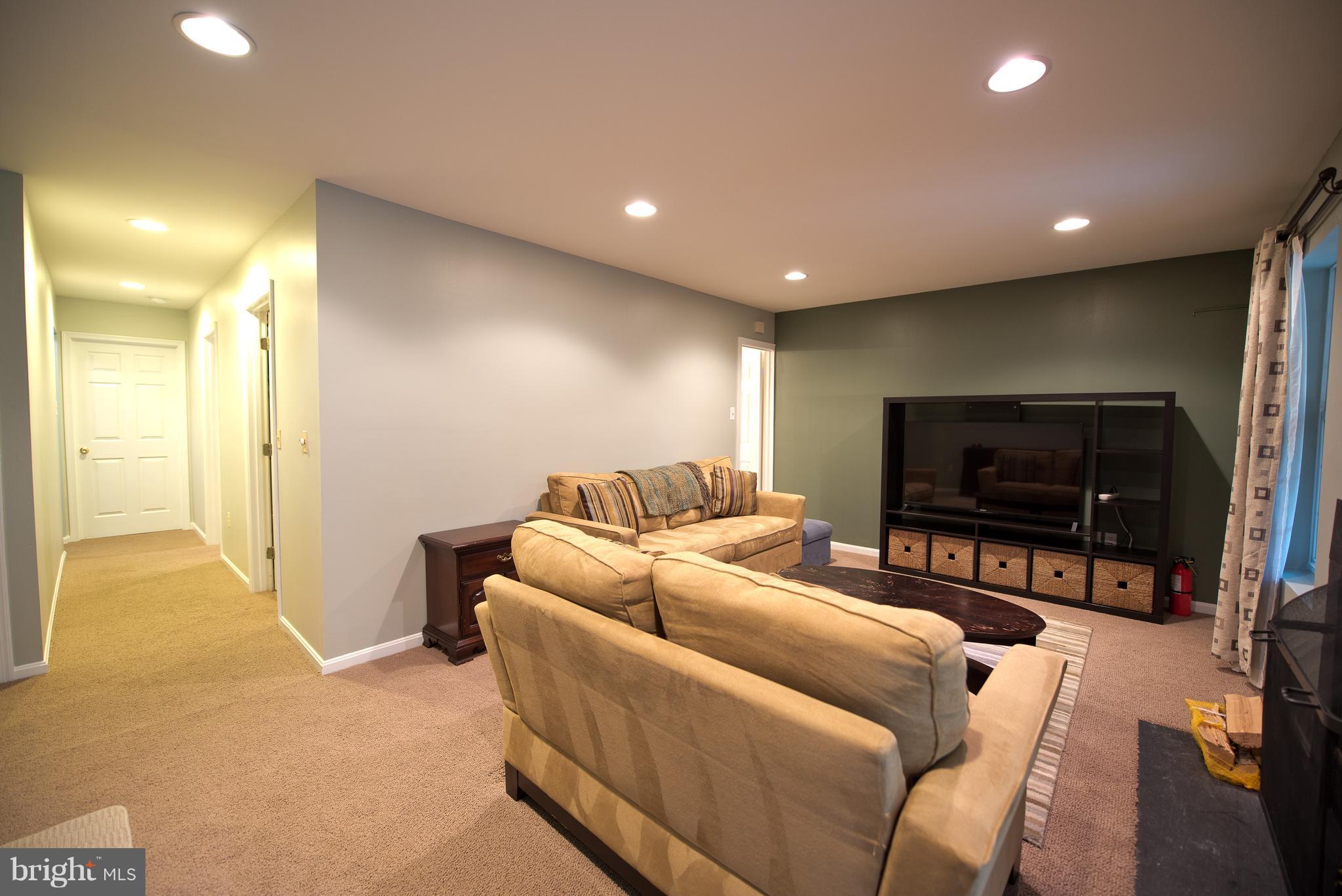 6163 Good Hunters Ride Columbia, MD 21045 - Photo 23 of 30 a living room with furniture and a flat screen tv
