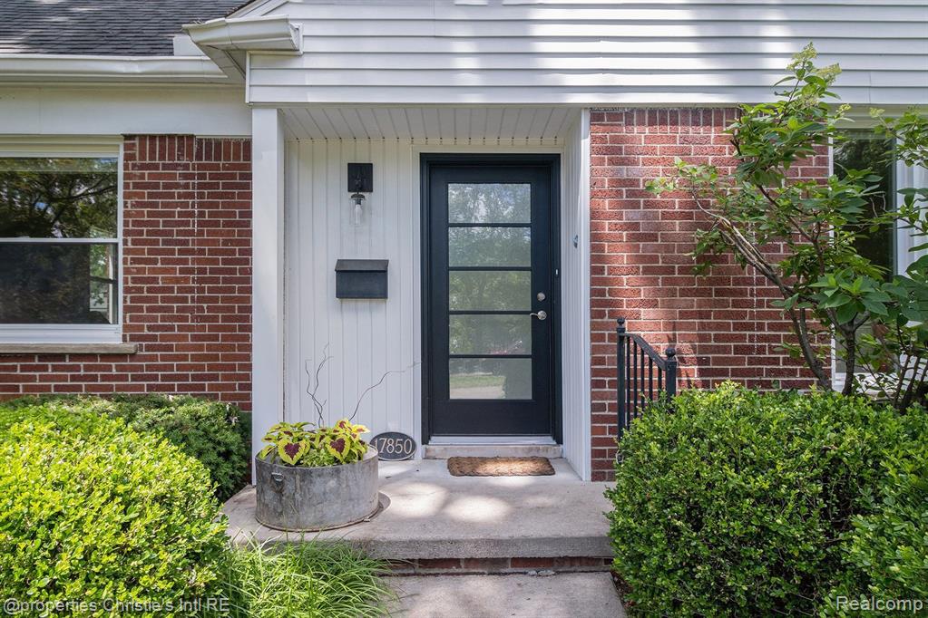 17850 Beverly Road Beverly Hills, MI 48025 - Photo 2 of 40