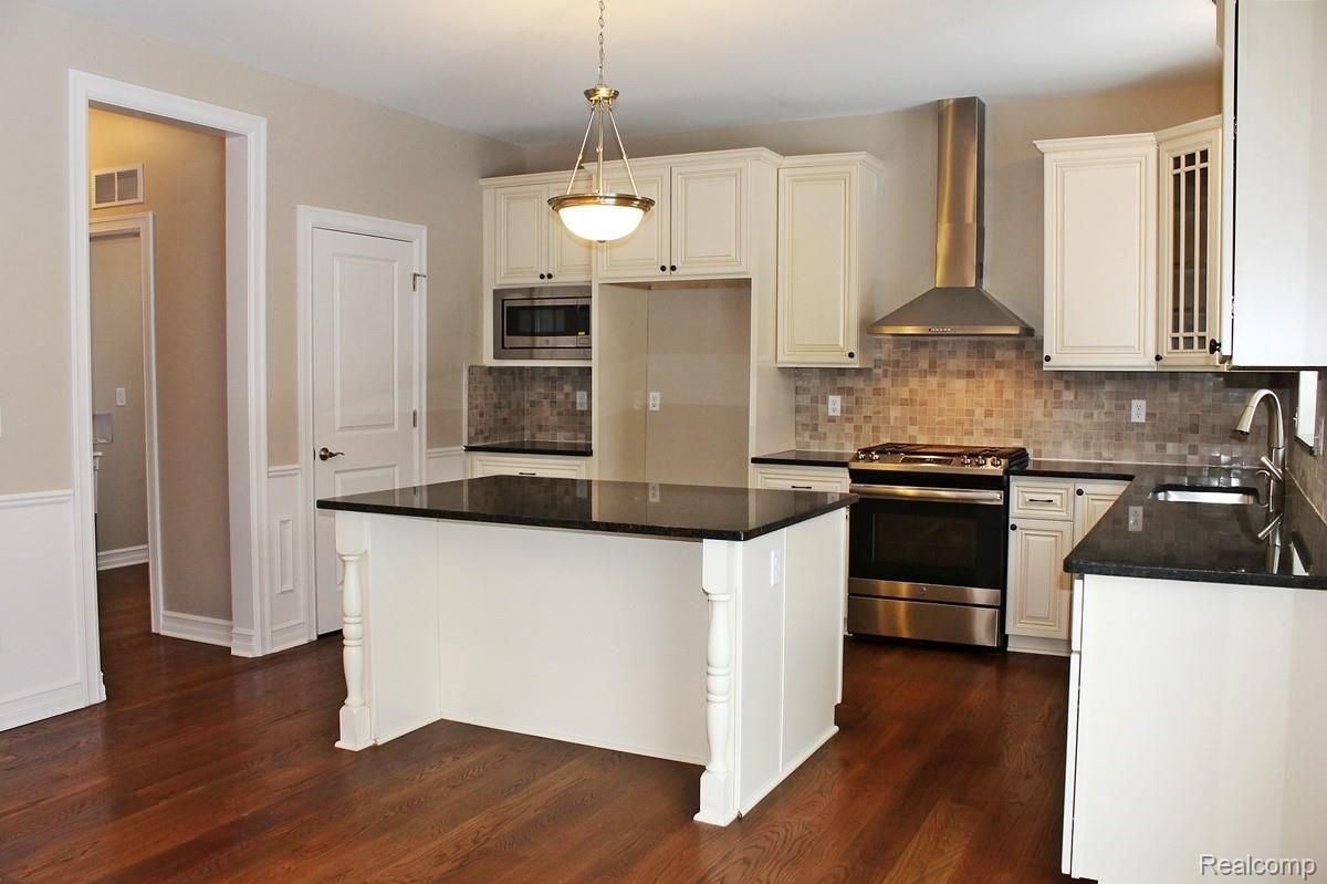 43483 Saltz Road Canton, MI 48187 - Photo 16 of 57 Island with granite.