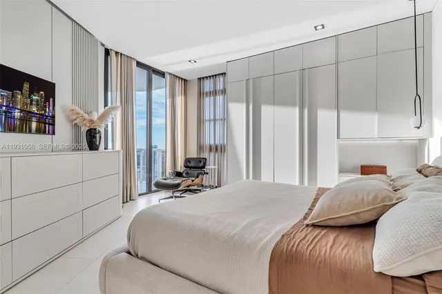 $10,000 | 20281 East Country Club Drive, Unit TW7, Aventura, FL 33180