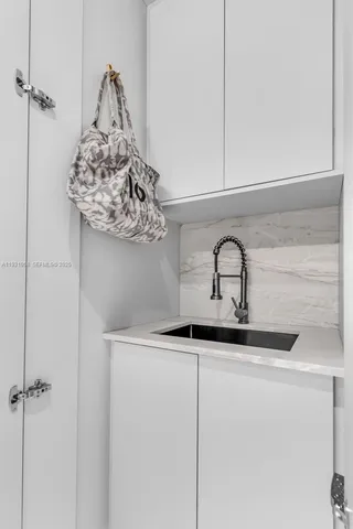 $10,000 | 20281 East Country Club Drive, Unit TW7, Aventura, FL 33180