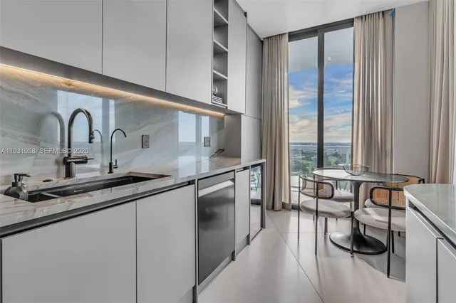 $10,000 | 20281 East Country Club Drive, Unit TW7, Aventura, FL 33180