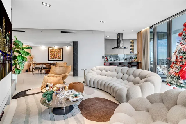 $10,000 | 20281 East Country Club Drive, Unit TW7, Aventura, FL 33180