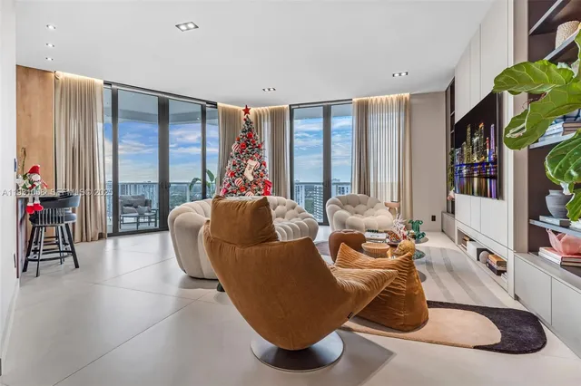 $10,000 | 20281 East Country Club Drive, Unit TW7, Aventura, FL 33180