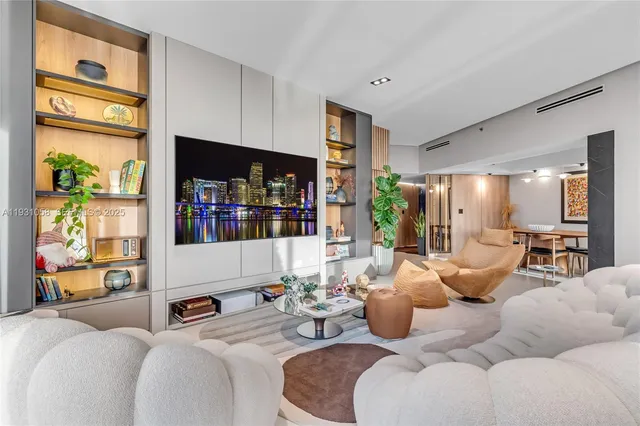 $10,000 | 20281 East Country Club Drive, Unit TW7, Aventura, FL 33180