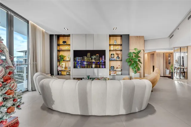 $10,000 | 20281 East Country Club Drive, Unit TW7, Aventura, FL 33180