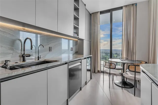 $10,000 | 20281 East Country Club Drive, Unit TW7, Aventura, FL 33180