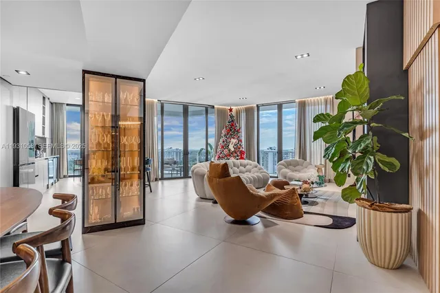 $10,000 | 20281 East Country Club Drive, Unit TW7, Aventura, FL 33180