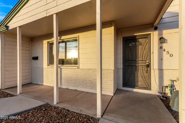 a view of entryway of an house