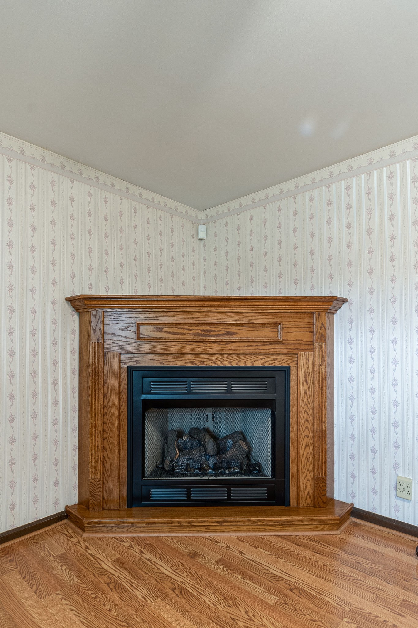 765 Lindsley Road Lebanon, TN 37090 - Photo 10 of 32 a living room with a fireplace