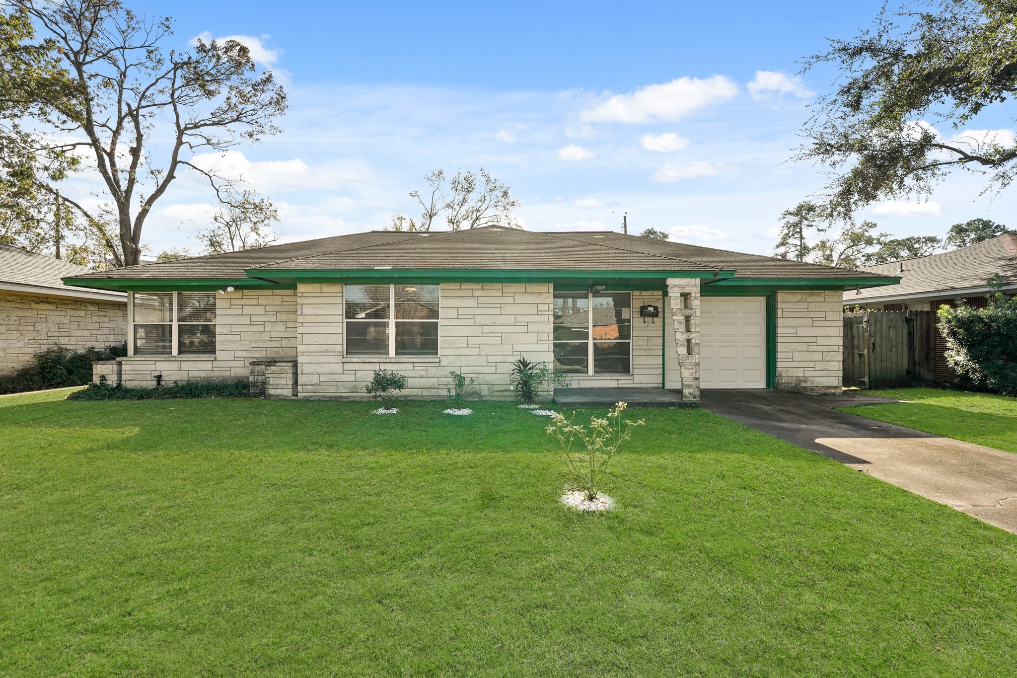 1207 Stonecrest Drive Houston, TX 77018 - Photo 2 of 34 front view of a house and a yard
