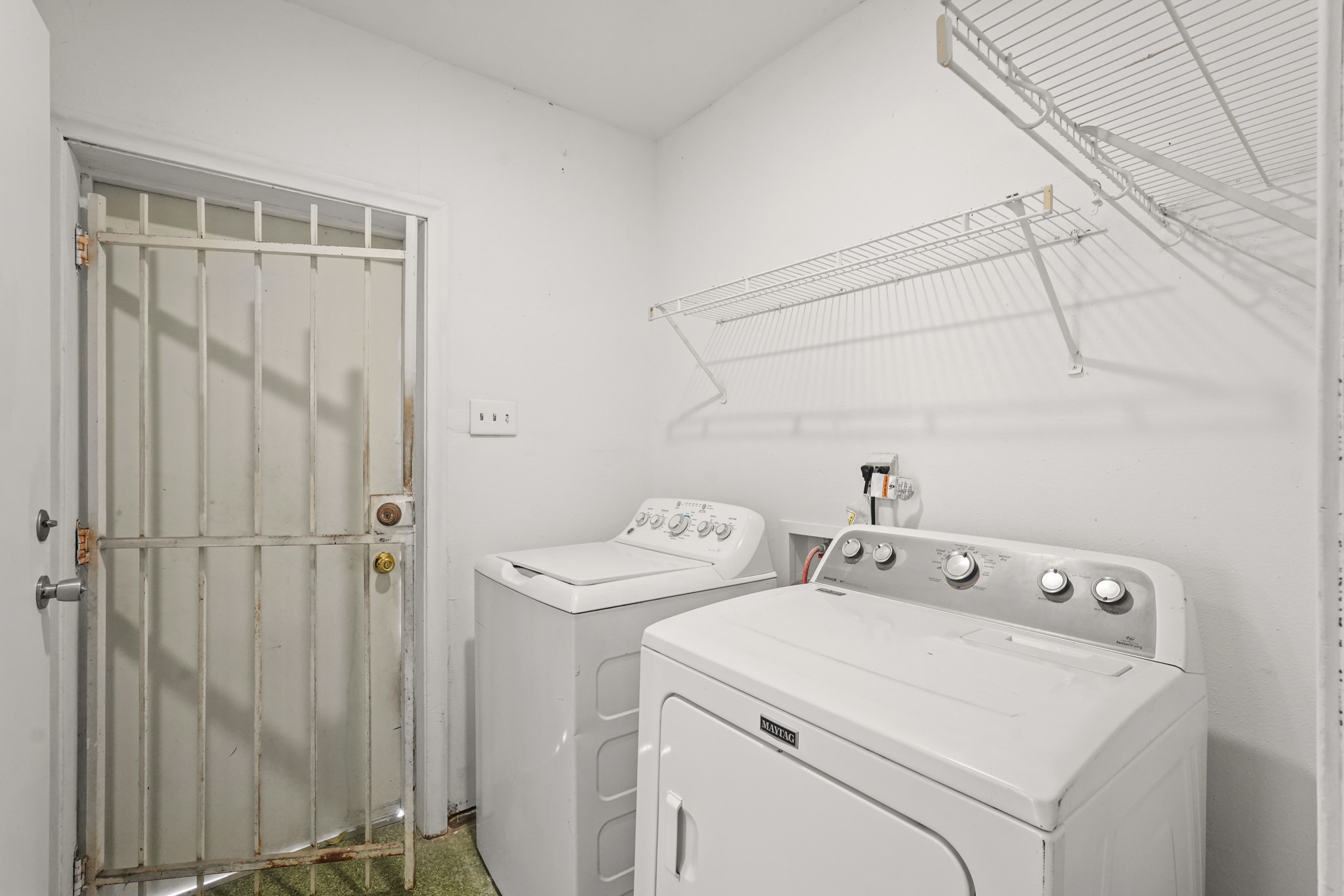 1207 Stonecrest Drive Houston, TX 77018 - Photo 8 of 34 a utility room with dryer and washer