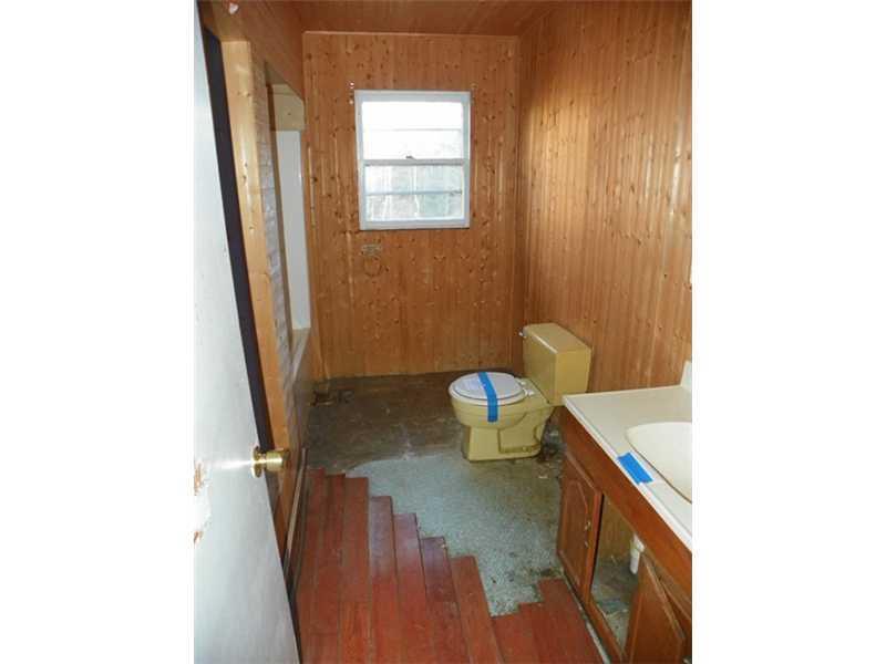 305 Smithfield Road Oakland, ME 04963 - Photo 9 of 22 Bathroom.