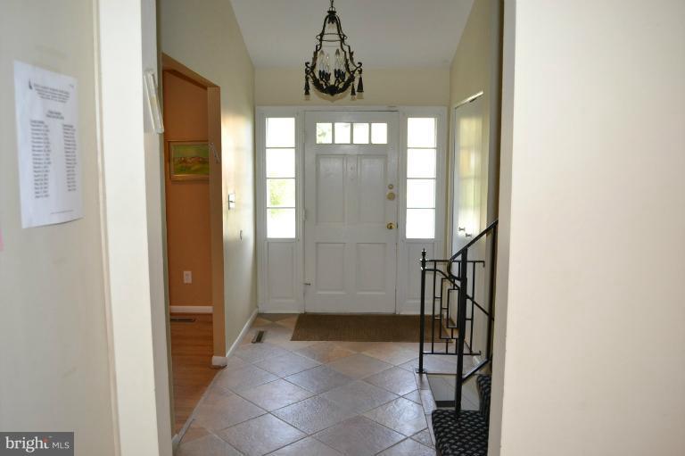 2523 Farringdon Road Baltimore, MD 21209 - Photo 3 of 22 Foyer