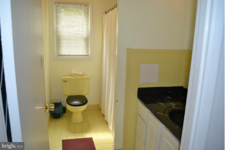 2523 Farringdon Road Baltimore, MD 21209 - Photo 5 of 22 Hall Bath
