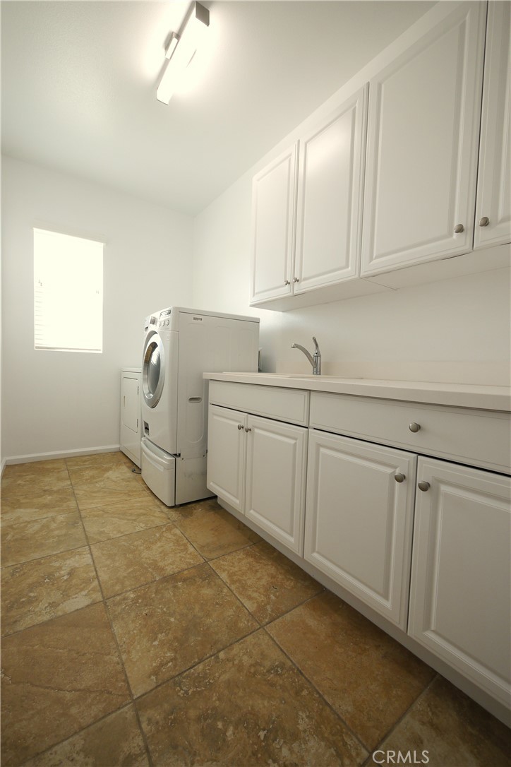 10926 Playa Del Sol Riverside, CA 92503 - Photo 15 of 20 Laundry Room