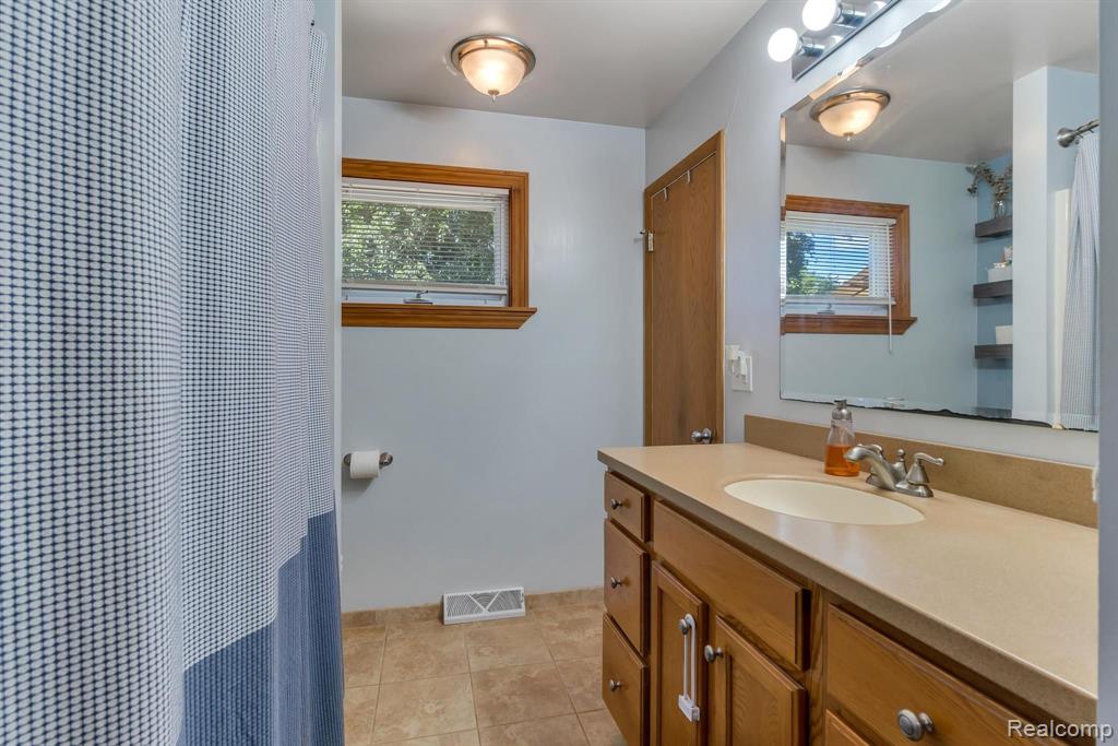 13308 North Road Fenton, MI 48430 - Photo 14 of 30