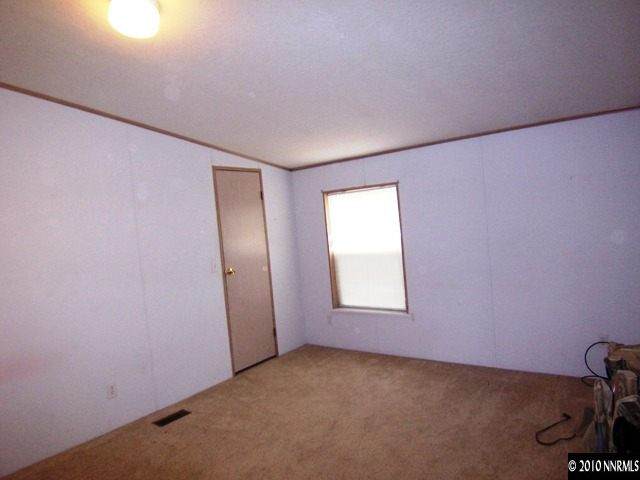 175 Aries Circle Reno, NV 89521 - Photo 7 of 13 an empty room with a window