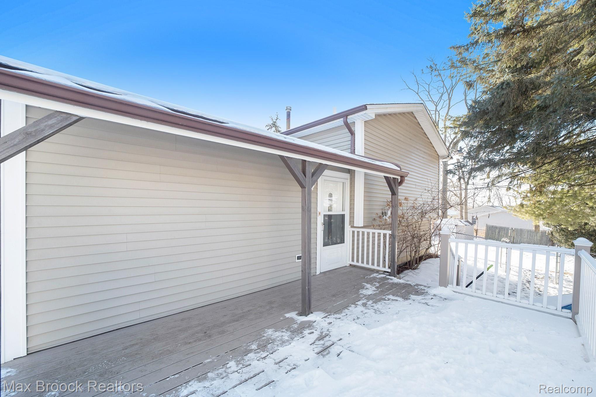 3823 Mapleleaf Road Waterford, MI 48328 - Photo 2 of 26 017A7052.jpg