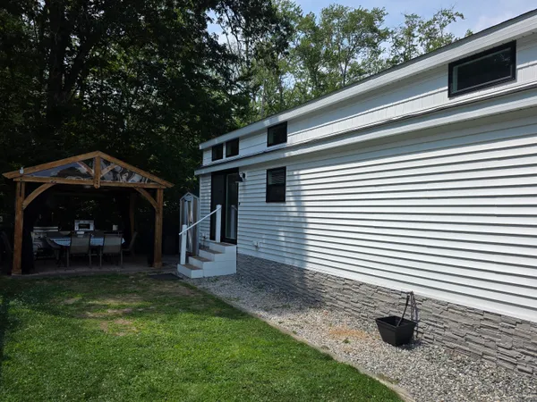 a view of back yard of the house