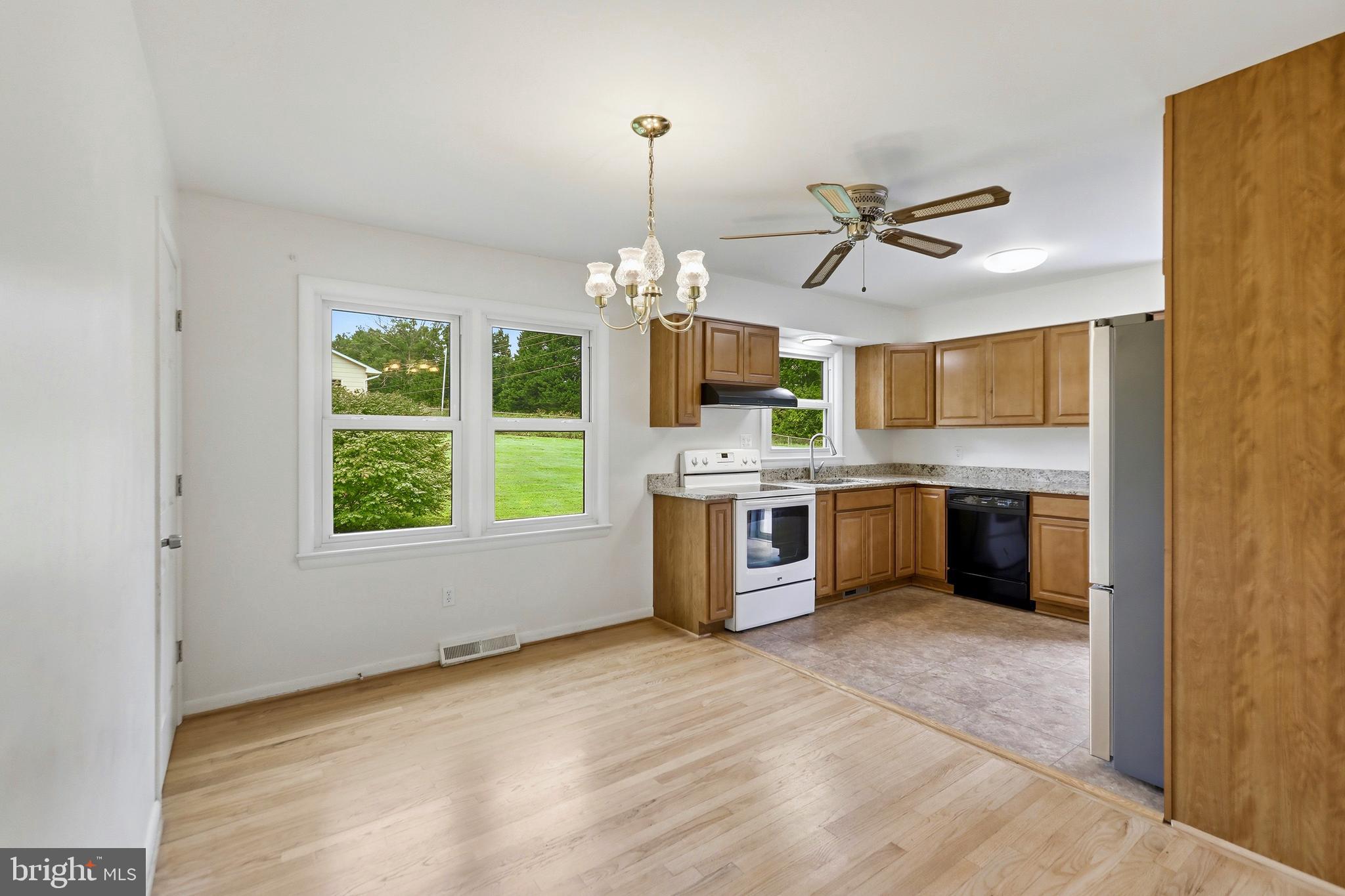 9787 Lees Mill Road Warrenton, VA 20186 - Photo 13 of 35 Eat-in kitchen
