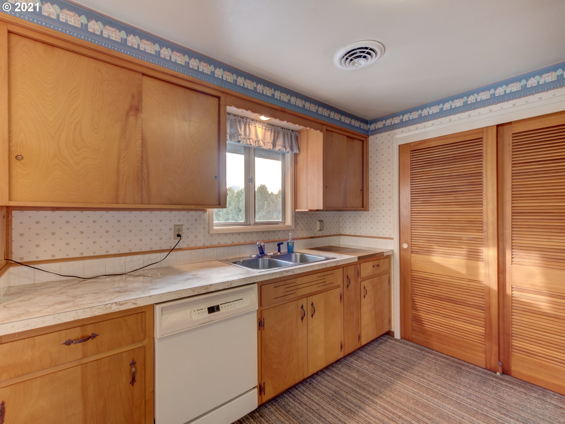 7415 Thurston Road Springfield, OR 97478 - Photo 9 of 29 Gallery Image 9