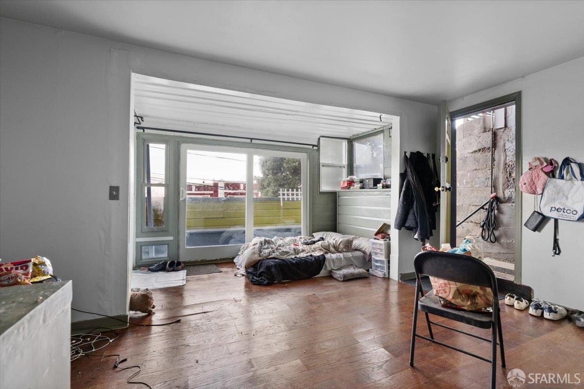 130 Ripley Street San Francisco, CA 94110 - Photo 51 of 69 a living room with furniture and a large window