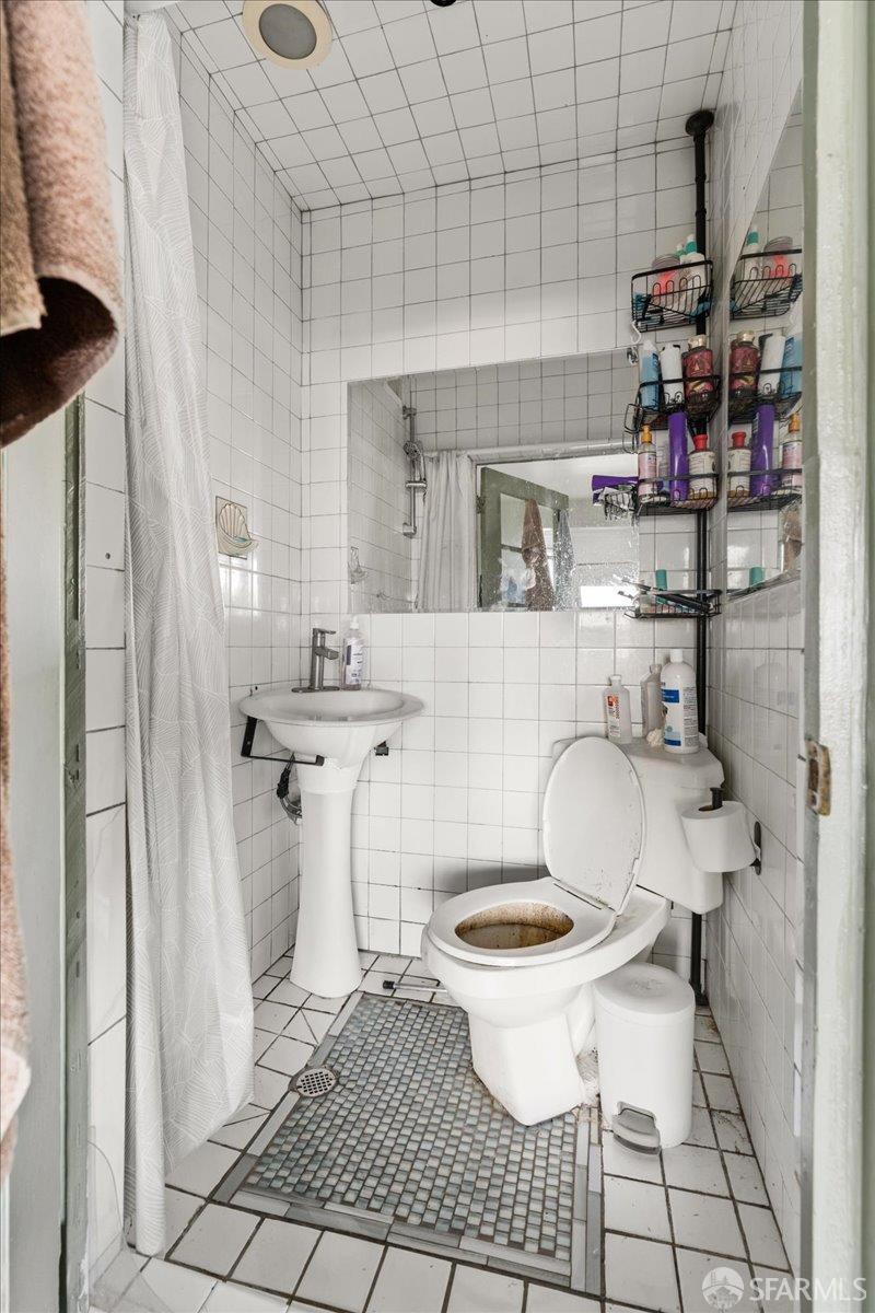 130 Ripley Street San Francisco, CA 94110 - Photo 58 of 69 a bathroom with a toilet and a shower