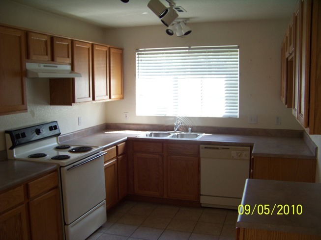 10420 West Granada Road Avondale, AZ 85392 - Photo 4 of 10 Kitchen