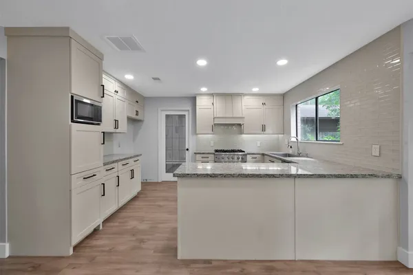 $3,400 | 14 East Wandering Oak Drive, The Woodlands, TX 77381