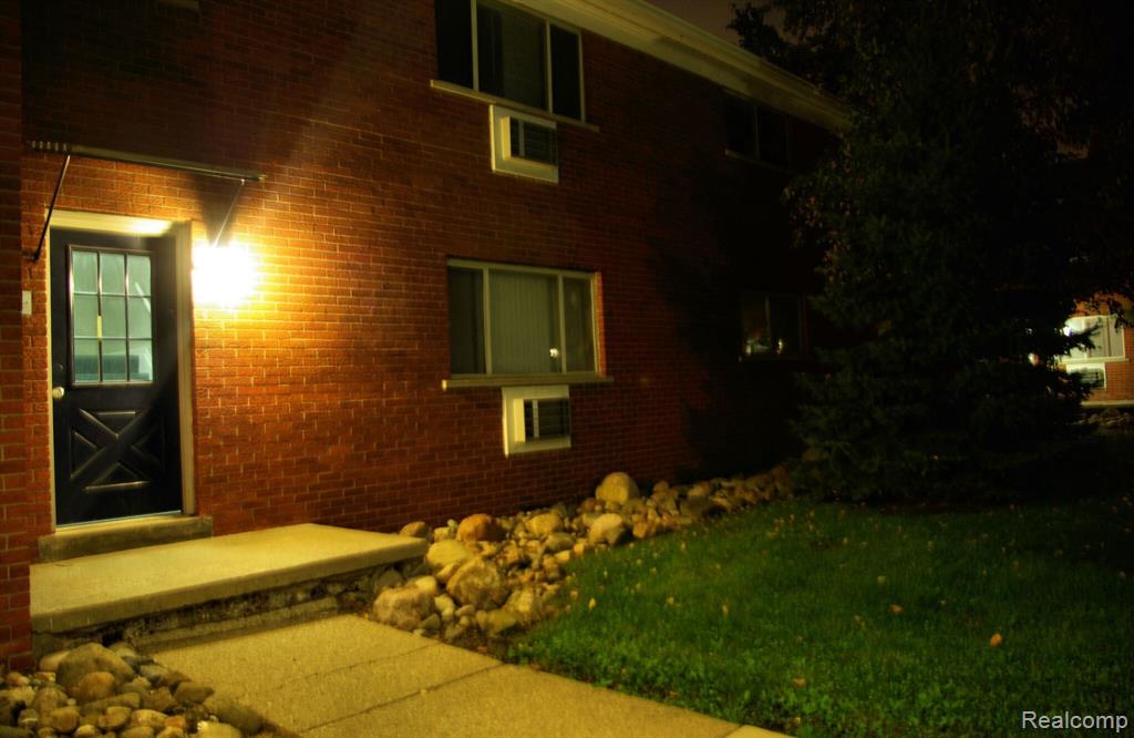 629 West Maple Road, Unit 14 Clawson, MI 48017 - Photo 22 of 27
