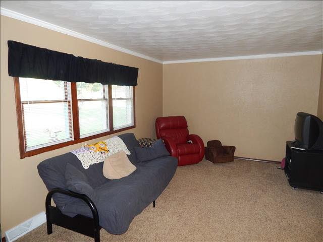 8850 Douglas Road Temperance, MI 48182 - Photo 6 of 17 20396136-5.JPG