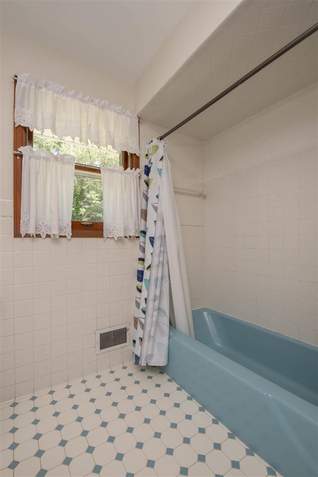 4960 Welsh Road Rockford, IL 61107 - Photo 26 of 39 a bathroom with a shower