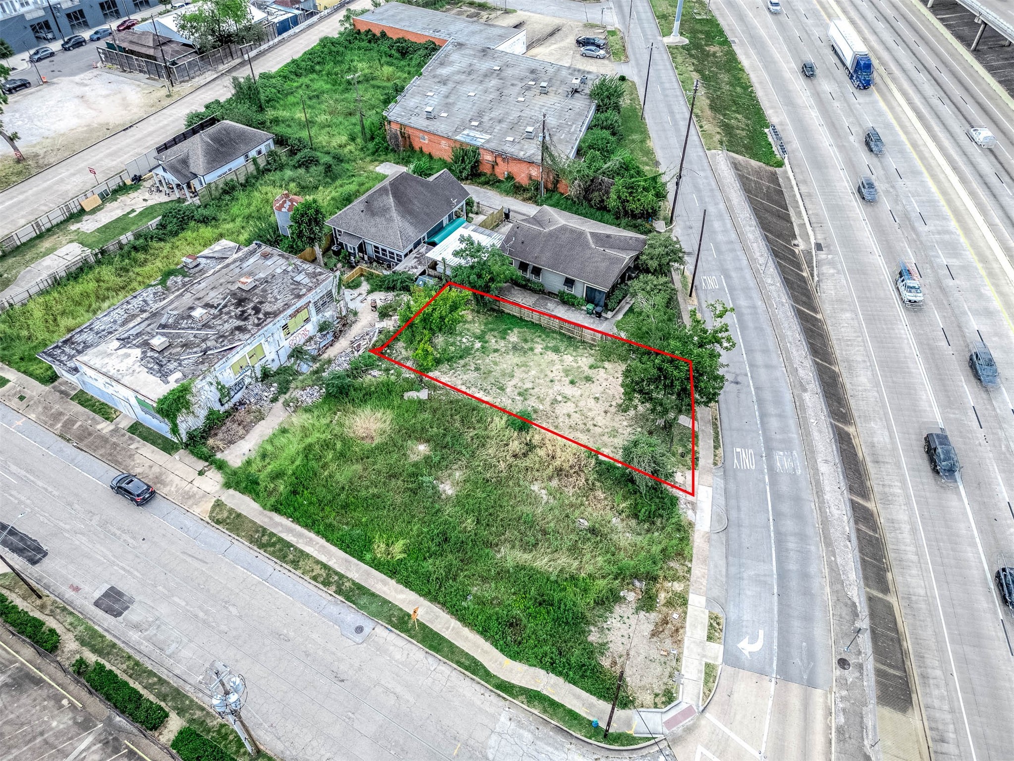 1506 Rothwell Street Houston, TX 77002 - Photo 2 of 4 a view of a yard with potted plants