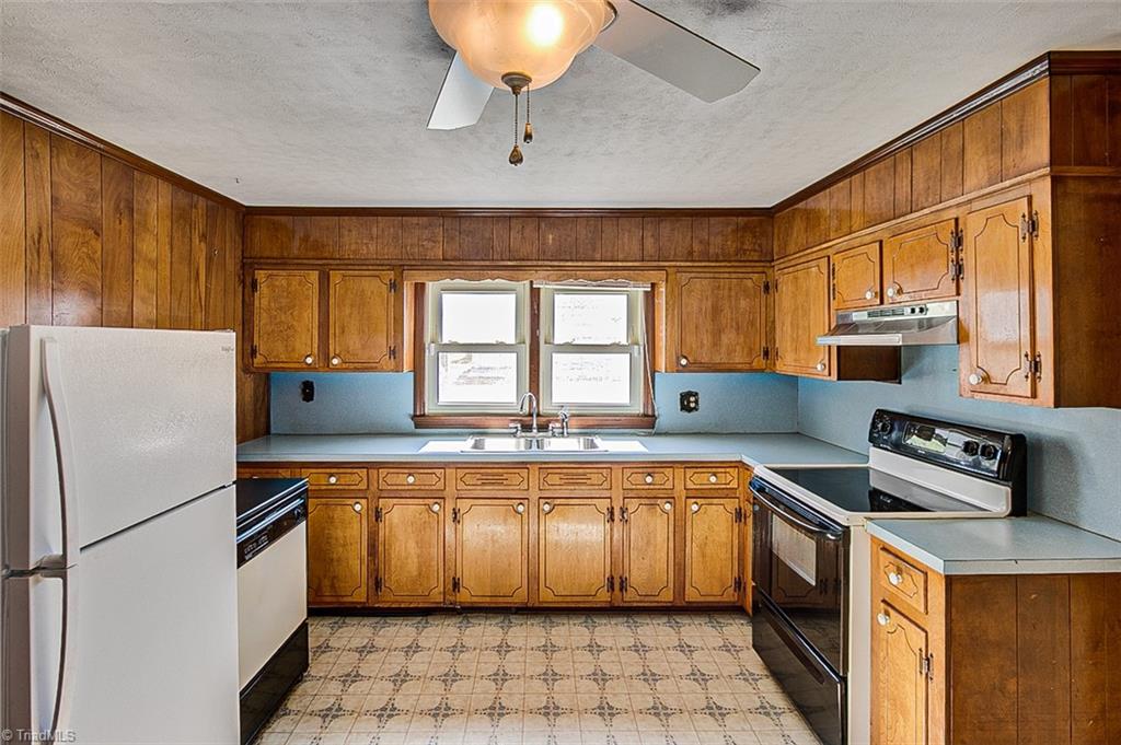 3380 Beavercreek Road Randleman, NC 27317 - Photo 9 of 49 Kitchen