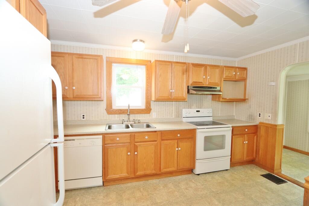 252 Maple Street Bangor, ME 04401 - Photo 8 of 16 IMG_0925 (Copy)