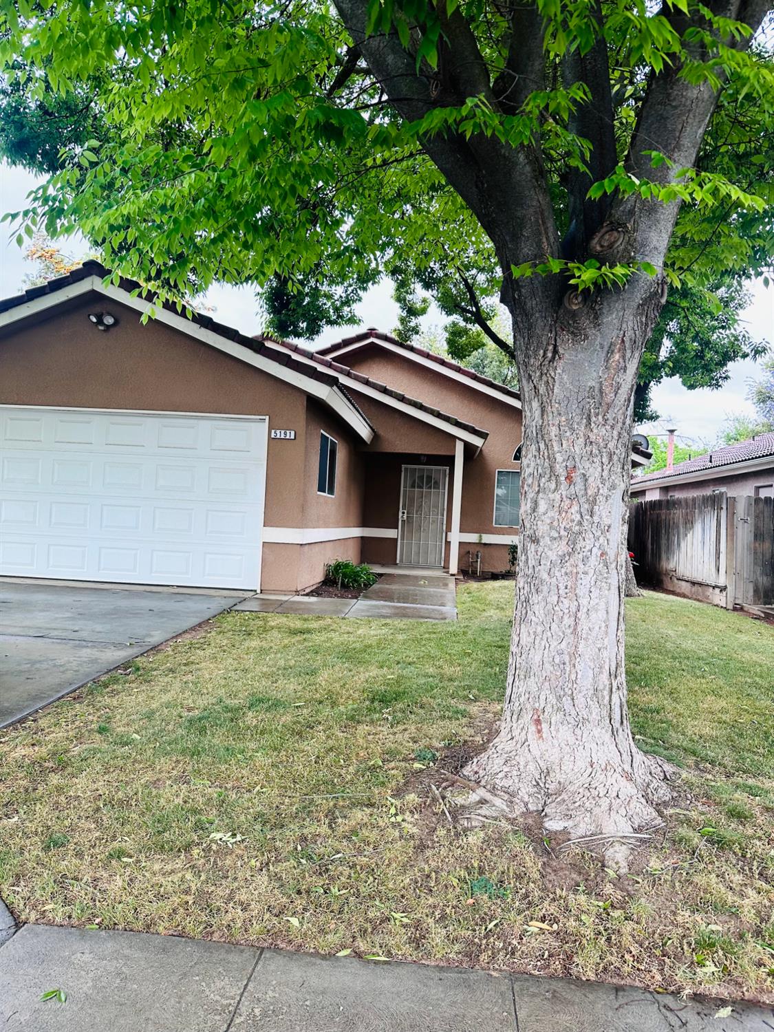 5191 West Fremont Avenue Fresno, CA 93722 - Photo 1 of 21