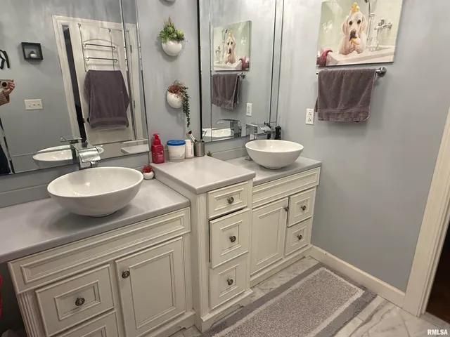 $285,000 | 2301 Arlington Circle, Pekin, IL 61554