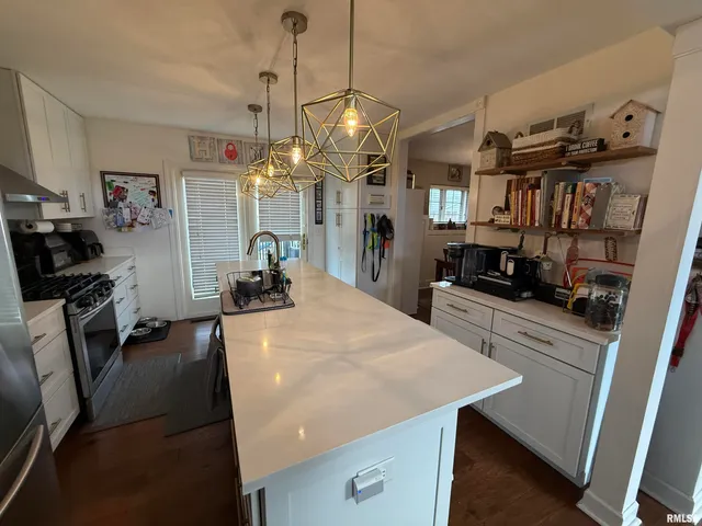 $285,000 | 2301 Arlington Circle, Pekin, IL 61554