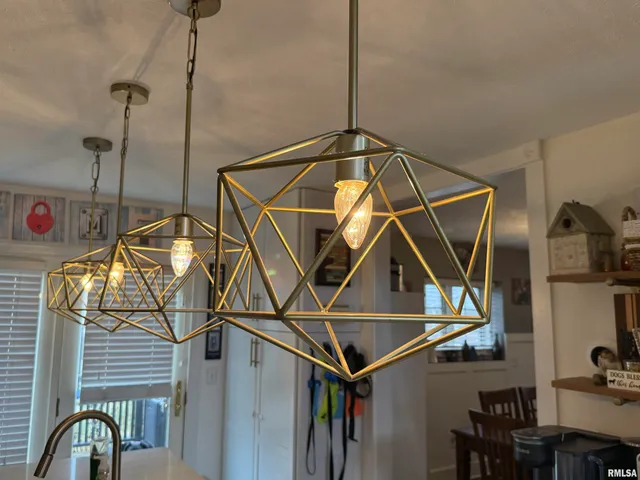 $285,000 | 2301 Arlington Circle, Pekin, IL 61554