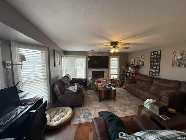 $285,000 | 2301 Arlington Circle, Pekin, IL 61554