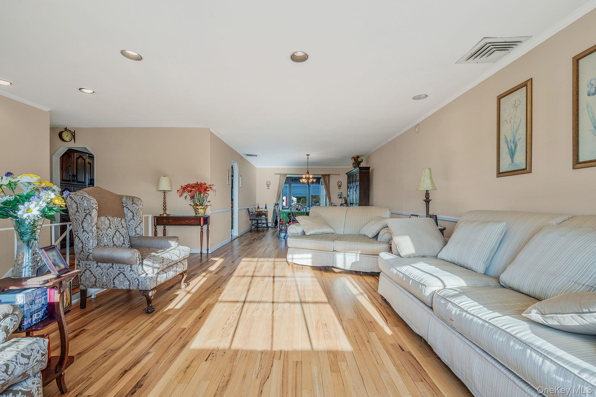 146 Awixa Avenue Bay Shore, NY 11706 - Photo 11 of 40