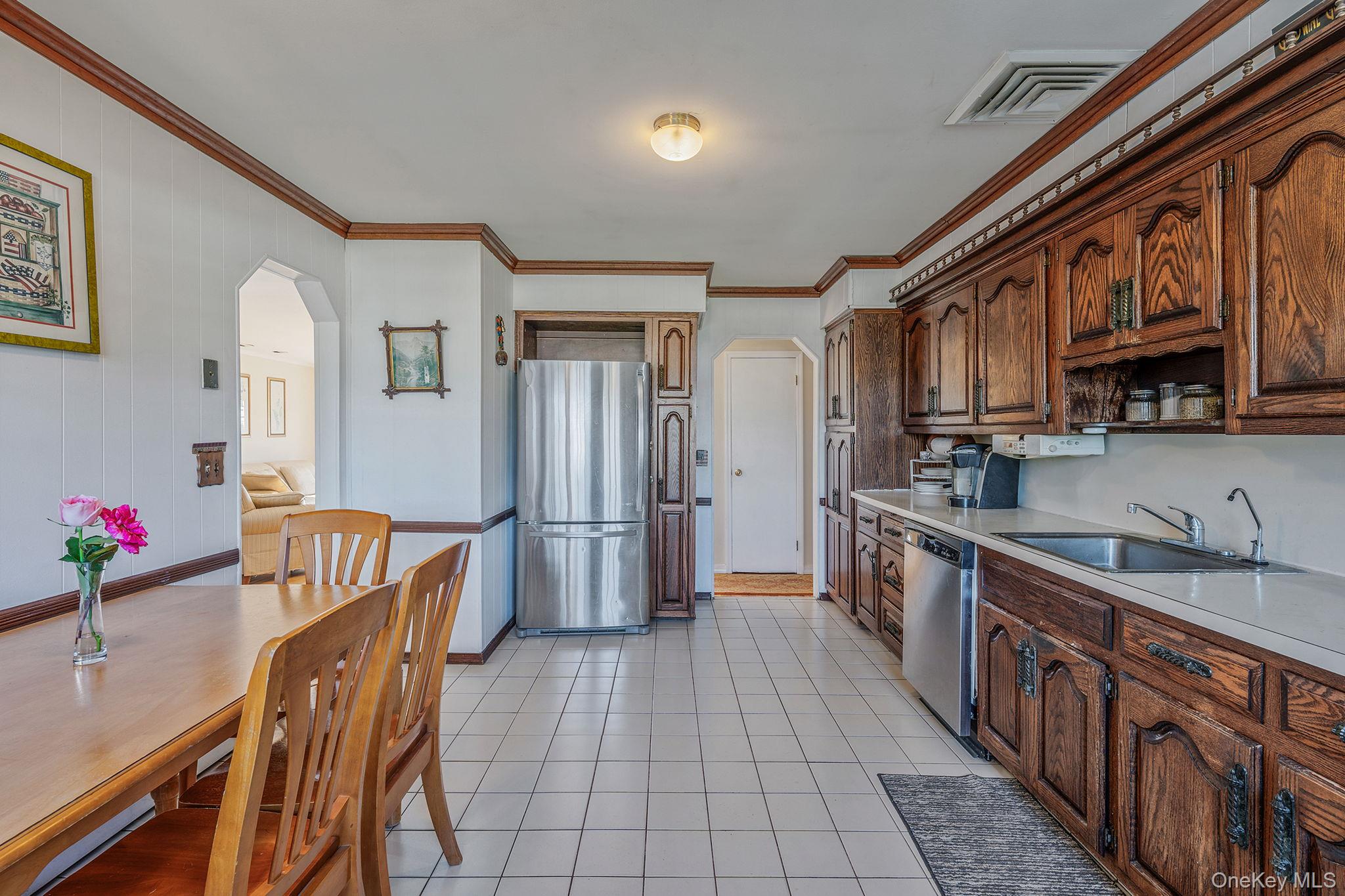 146 Awixa Avenue Bay Shore, NY 11706 - Photo 14 of 40