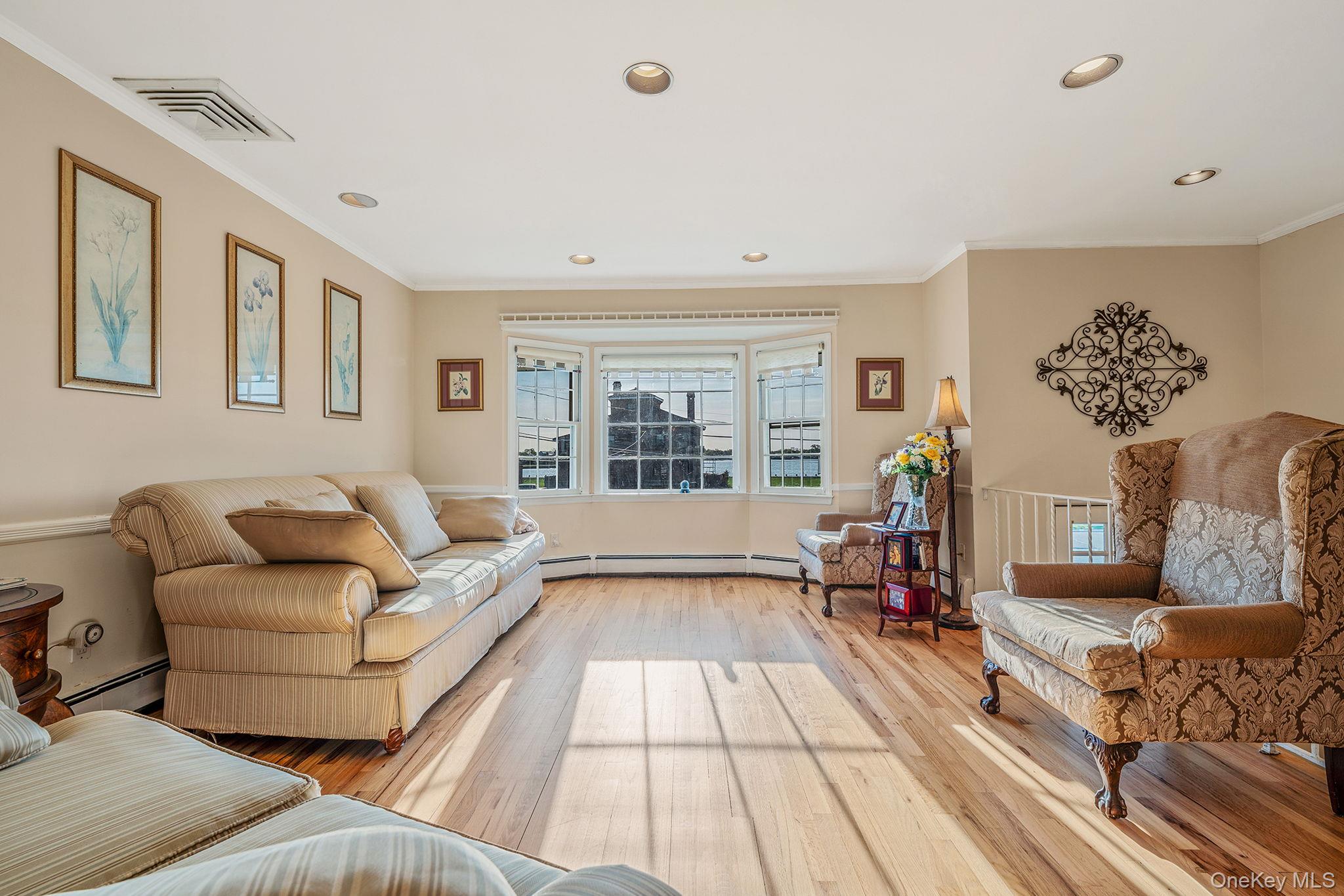 146 Awixa Avenue Bay Shore, NY 11706 - Photo 10 of 40