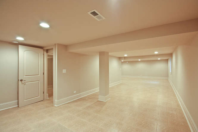 1035 Willow Road Winnetka, IL 60093 - Photo 22 of 25 an empty room with a bathroom