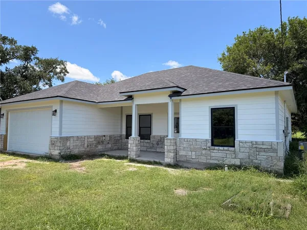 $258,500 | 903 East Bowie Street, Beeville, TX 78102