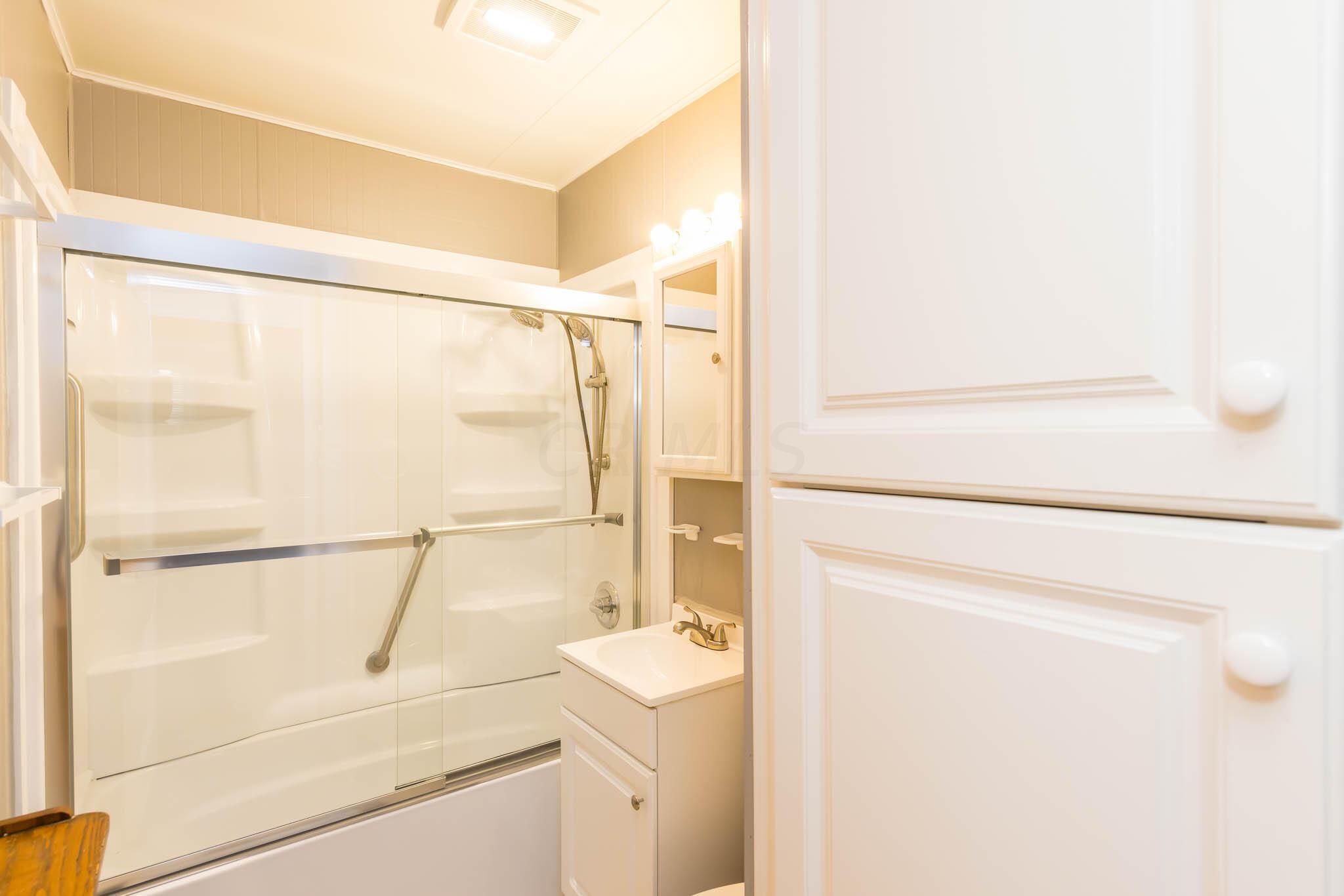 248 Ross Road Columbus, OH 43213 - Photo 16 of 29 Bath