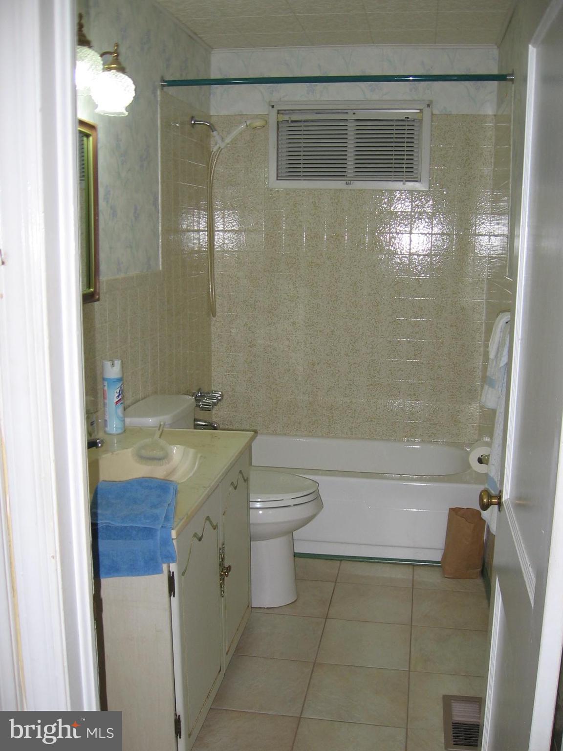 1261 Willow Road Baltimore, MD 21222 - Photo 14 of 47 Main Floor- Full Bath