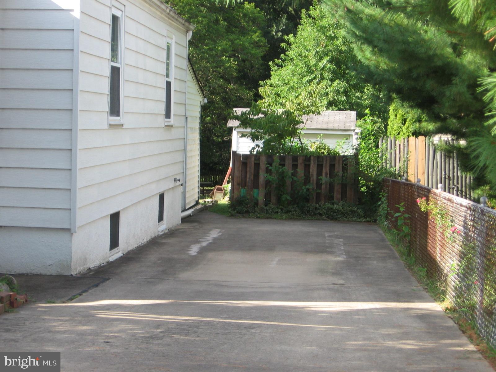 1261 Willow Road Baltimore, MD 21222 - Photo 3 of 47 Driveway
