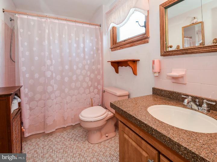 92 Iris Road Warminster, PA 18974 - Photo 16 of 19 Bathroom